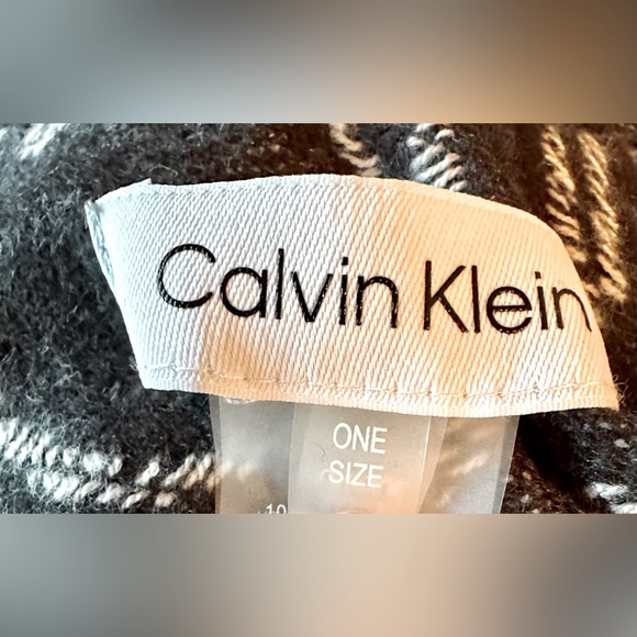 NWT!❄️Calvin Klein!☃️Shrug w/fringes!❄️One Size fits all/black/white - Picture 9 of 13
